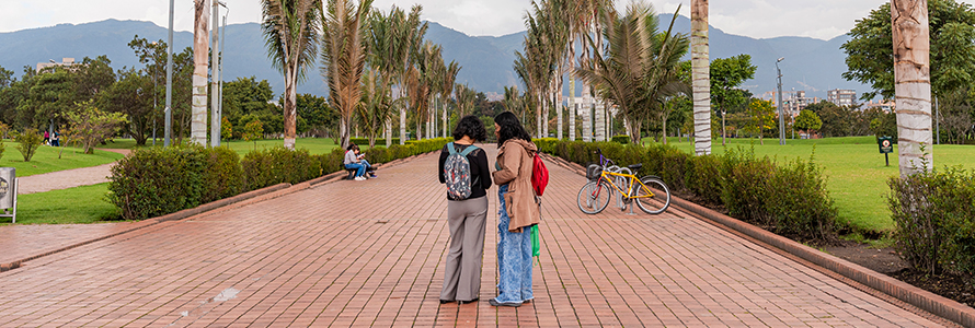 Personas en parque de Bogotá