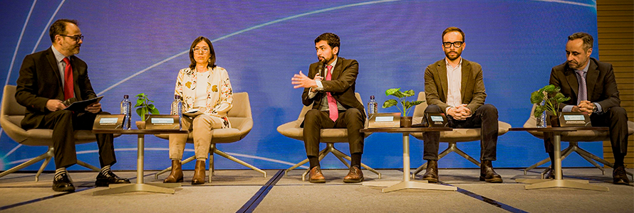  Santiago Carvajal Giraldo, gerente del programa Bogotá Ciudad Aeropuerto, reunido en el foro "El nuevo rumbo del turismo en Bogotá”