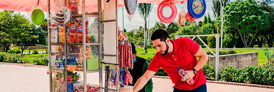 Persona comprando producto en la calle