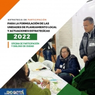 Dos mujeres y un hombre visualizando plano