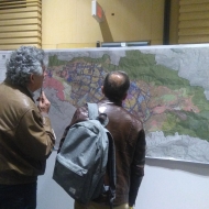 Ciudadanos conociendo los planos distritales y locales para comprender mejor la visión del POT