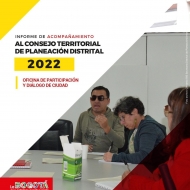 Mujeres y hombres en mesa de trabajo