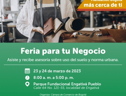 Mujer elaborando accesorios en cuero.