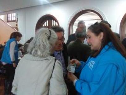 Funcionaria SDP conversando con la comunidad en la Socialización POT Localidad Barrios Unidos