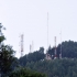 Fotografía de varias antenas instaladas en una montaña de Bogotá