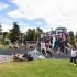 Padre de familia jugando con sus hijos en un parque