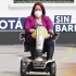 Señora con discapacidad en el espacio público