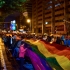 Comunidad LGBTI extendiendo la bandera de la comunidad