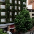 Edificio con fachada verde