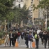 Transeúntes por la peatonal de la carrera séptima en el centro de Bogotá