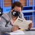 Ciudadana leyendo sobre el POT