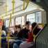 Usuarios a bordo de un bus articulado de Transmilenio