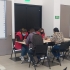 Dos funcionarias atendiendo a una ciudadana y a un ciudadano