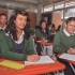 Estudiantes de colegio distrital en clase