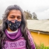 Mujer con tapabocas en zona rural de Bogotá.