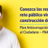 Hombre miranto a través de una lupa