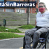  En la foto está Sandra (persona con discapacidad física) en su silla de ruedas recorriendo un parque.