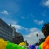 Camino de globos inflables con los colores de la bandera LGBTI