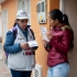Encuestadora Sisbén entrevistando a una ciudadana