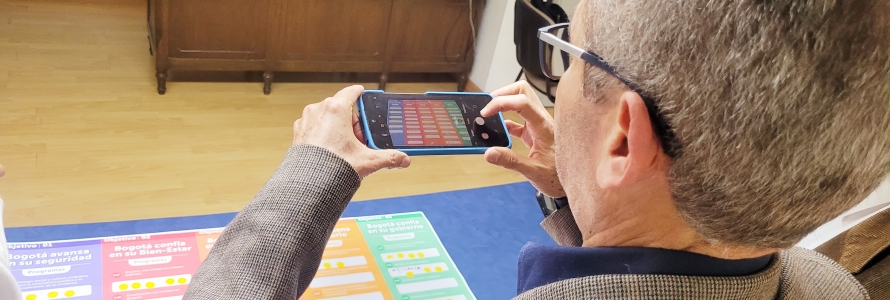 Ciudadano tomando fotografía con su celular