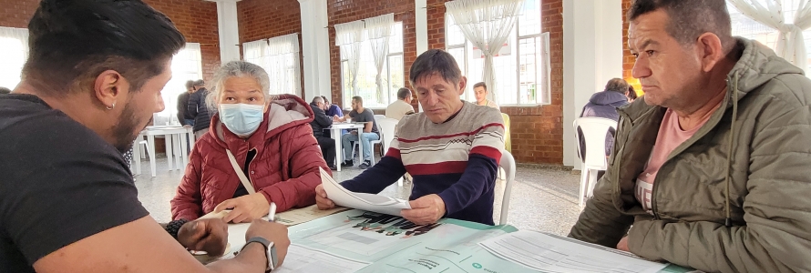 Servidor de la Secretaría Distrital de Planeación junto a ciudadanía