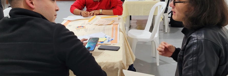 Servidores de la Secretaría Distrital de Planeación recibiendo propuestas de la ciudadanía para su posible inclusión en el Plan Distrital de Desarrollo.