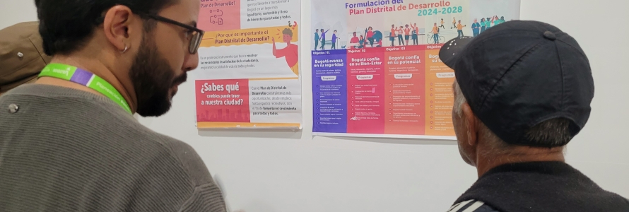 Servidor de la Secretaría Distrital de Planeación junto a ciudadano