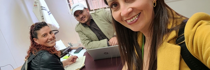 Servidora de la Secretaría Distrital de Planeación junto a ciudadanía en la Alcaldía de Teusaquillo