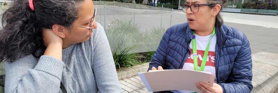 Servidora de la Secretaría Distrital de Planeación junto a ciudadana