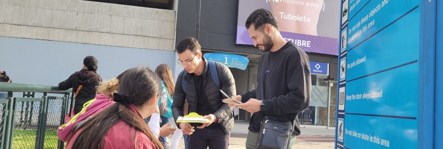 Servidor de la Secretaría Distrital de Planeación junto a ciudadanía, frente al Movistar Arena