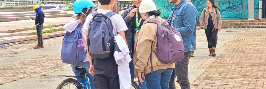 Servidora de la Secretaría Distrital de Planeación junto a estudiantes