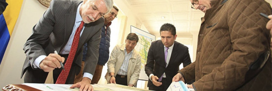 alcalde de Bogotá, Enrique Peñalosa, firmando el decreto que da vía libre a Lagos de Torca