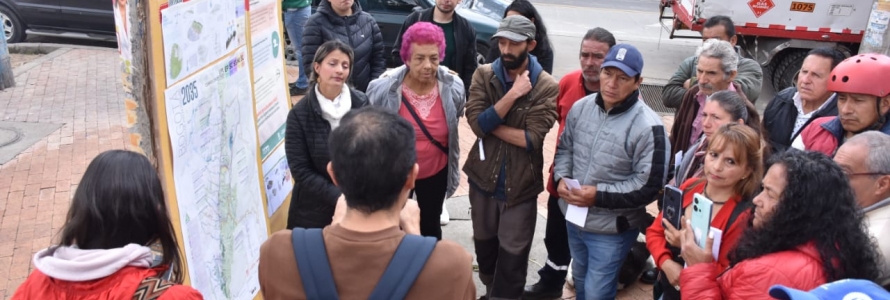 Comunicad observando planos