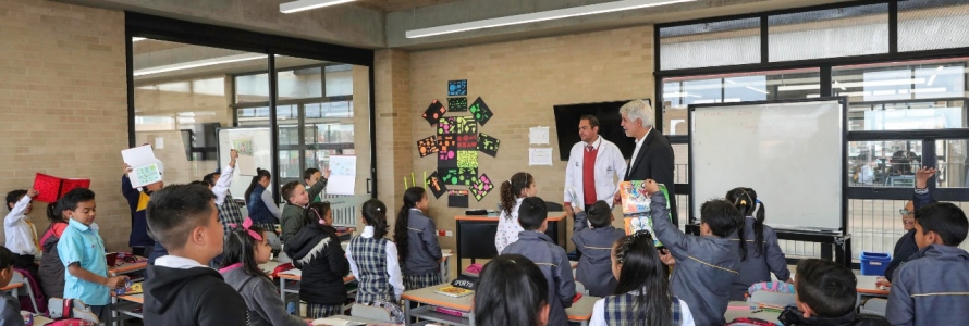 Alcalde Enrique Peñalosa saludando a los estudiantes en un salón de clases distrital