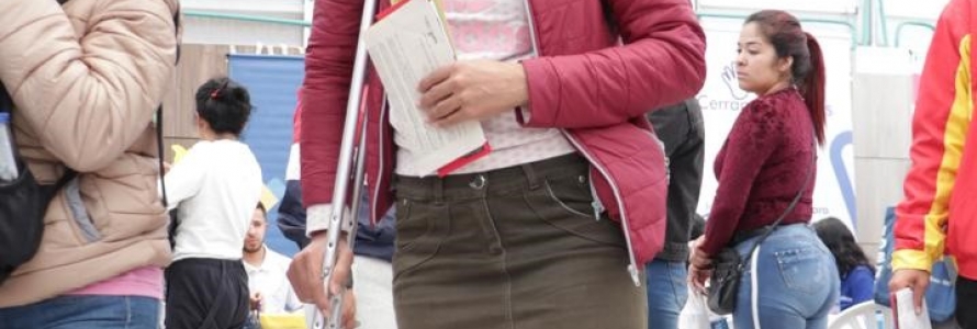 Mujer con discapacidad física participa de los procesos facilitados por la Alcaldía de Bogotá.