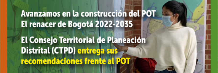 Mujer con tapabocas exponiendo mapas de Bogotá