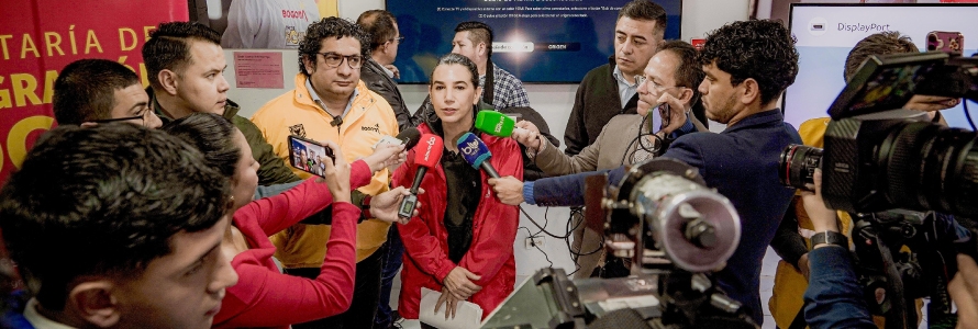 Ursula Ablanque Mejía , secretaria de Planeación, junto a Roberto Angulo, secretario de Integración Social, dando una rueda de prensa a los medios de comunicación.  
