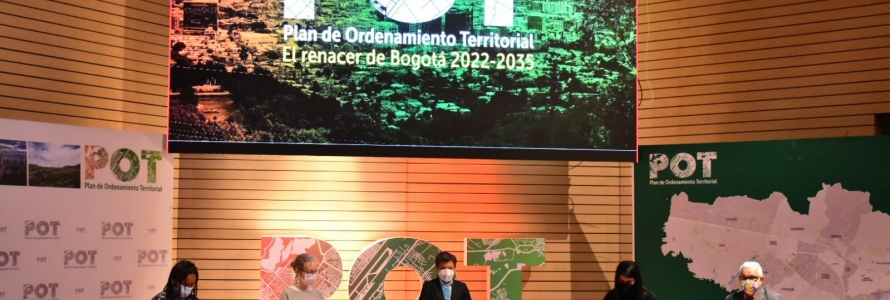 Alcaldesa y funcionarios de la Secretaría Distrital de Planeación y del Consejo Territorial de Planeación Distrital