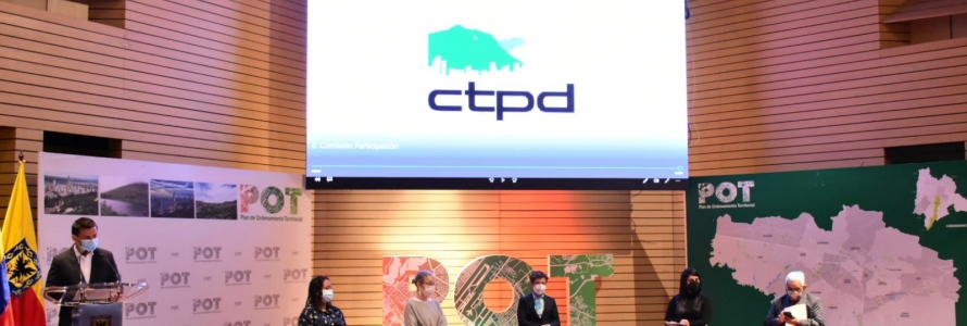 Alcaldesa y funcionarios de la Secretaría Distrital de Planeación y del Consejo Territorial de Plane