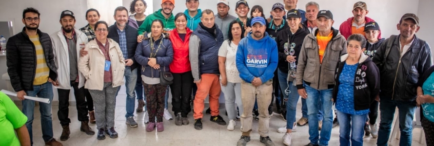 Juan Carlos Prieto, Jefe de la Oficina de Participación y Diálogo de Ciudad, con habitantes de la UPL Lucero