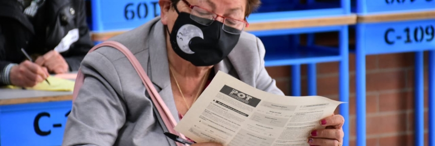 Ciudadana leyendo sobre el POT