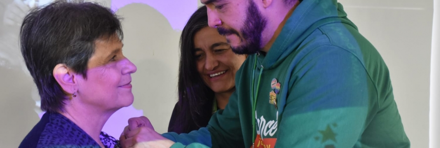 Jefe Oficina de Participación y Diálogo de Ciudada, Juan Carlos Prieto, con ciudadana