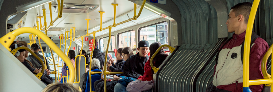 Usuarios a bordo de un bus articulado de Transmilenio