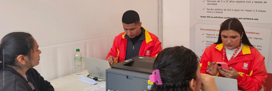 Servidores de la Alcaldía atendiendo a la ciudadanía