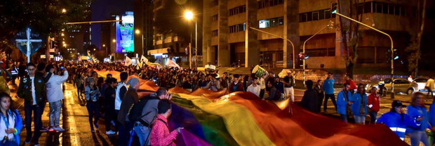 Bandera Diversidad Sexual sostenida por ciudadanos en una calle de la ciudad