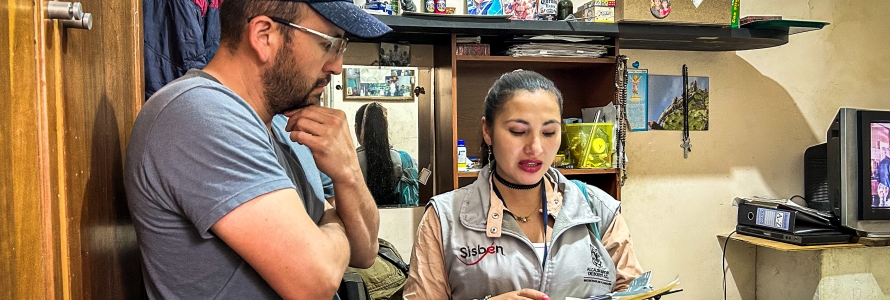 Encuestadora Sisbén en hogar bogotáno