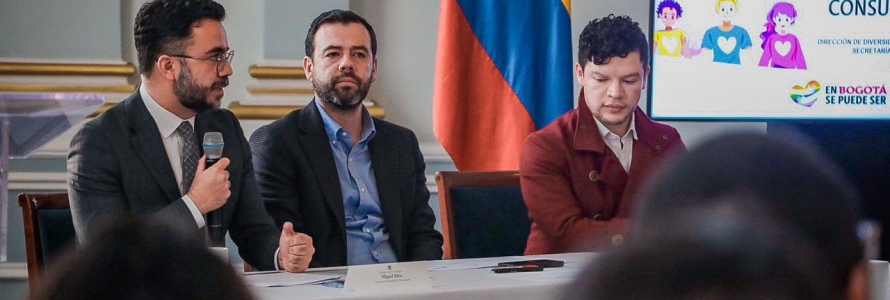 Alcalde de Bogotá, Carlos Fernando Galán, Secretario de Planeación, Director de Dirección de Diversidad Sexual, Poblaciones y Géneros, posesionando al nuevo Consejo Consultivo LGBTI