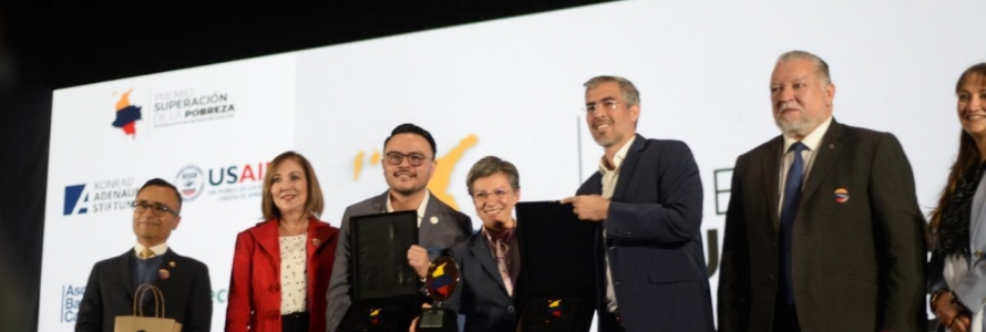 La alcaldesa mayor, Claudia López recibiendo el “Premio Superación de la Pobreza.