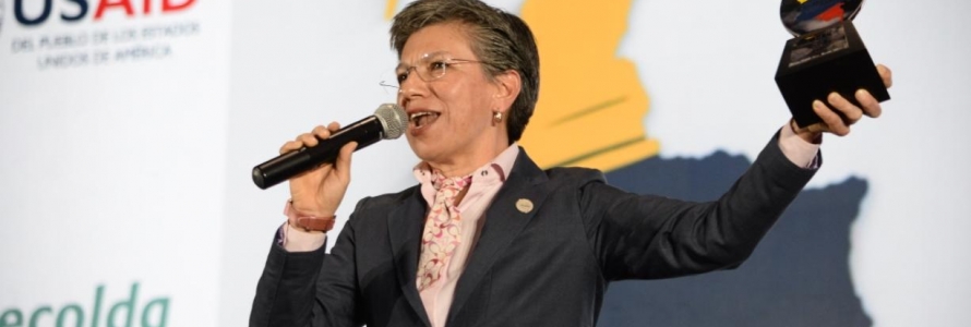 La alcaldesa mayor, Claudia López recibiendo el “Premio Superación de la Pobreza.
