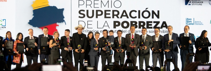La alcaldesa mayor, Claudia López recibiendo el “Premio Superación de la Pobreza.